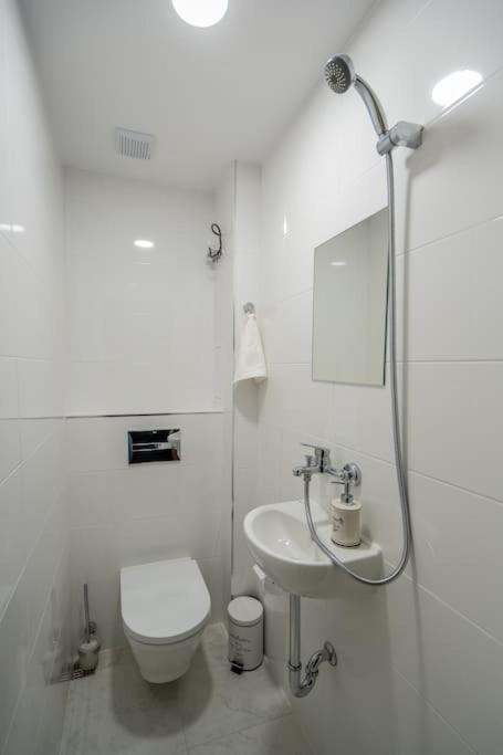 Top Location Central New & Spacious 3 Bdr Apt Medical Academy Sofia Bagian luar foto