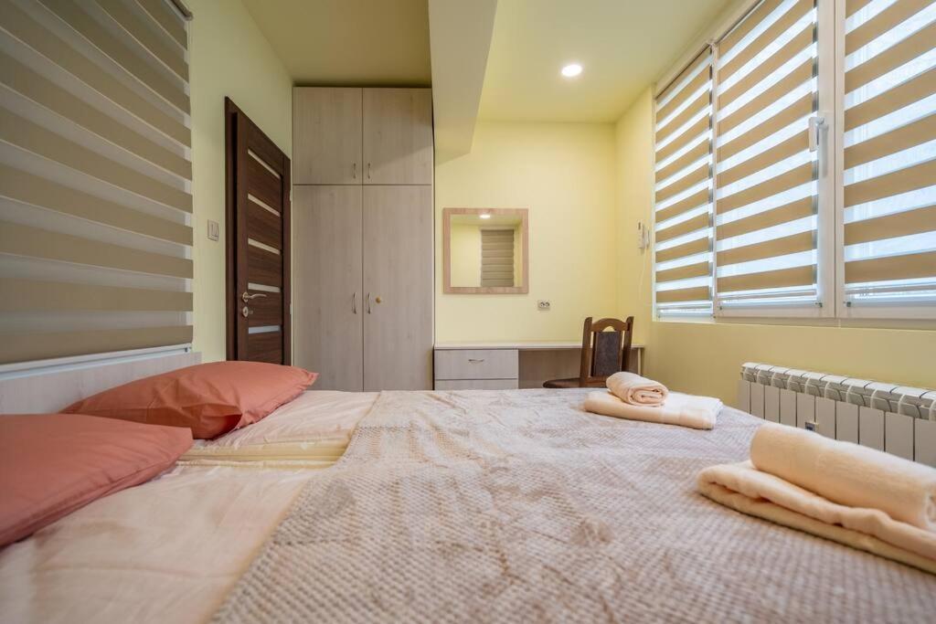 Top Location Central New & Spacious 3 Bdr Apt Medical Academy Sofia Bagian luar foto