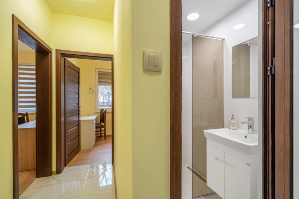 Top Location Central New & Spacious 3 Bdr Apt Medical Academy Sofia Bagian luar foto